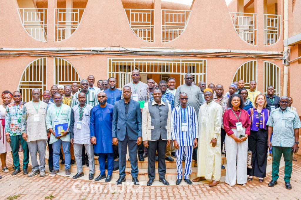 Photo de famille des participants du séminaire international de lancement du CEH devant le bâtiment de l'Institut, Ouagadougou, avril 2026