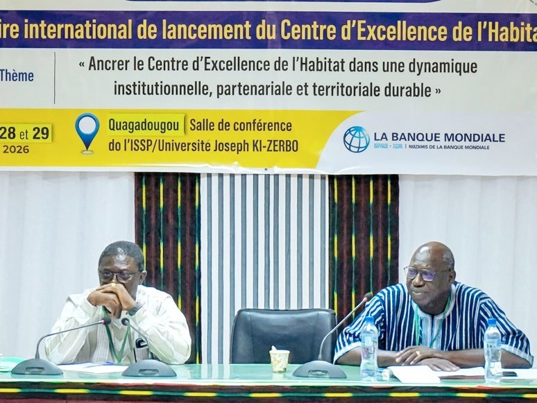 Présidium du panel sur la recherche-action avec le Professeur Adamah MESSAN, Directeur de la Recherche de l'Institut 2iE