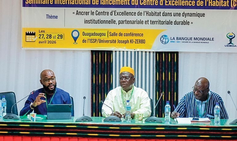 Présidium du panel sur les partenariats avec Pr Moussa BARAGE, Recteur de l'Université Abdou Moumouni du Niger, et Monsieur Femin Emmy HOUNDONOUGBO de la CRRH-UEMOA