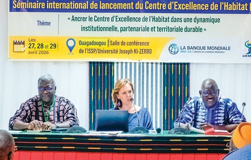 Présidium de la session de restitution des travaux de l'Axe 1 et de l'Axe 4, avec Madame Raphaëlle Vignol et Monsieur Soumaihla SAWADOGO