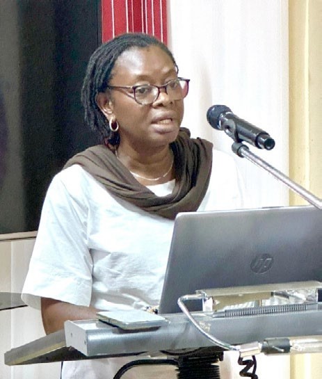 Dr Koko Zebeto HOUEDAKOR lisant les recommandations du séminaire au pupitre