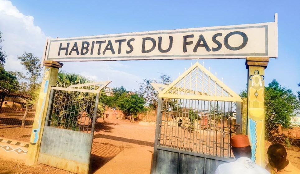 Portail d'entrée « Habitats du Faso » au musée national de Ouagadougou présentant les habitats traditionnels du Burkina Faso