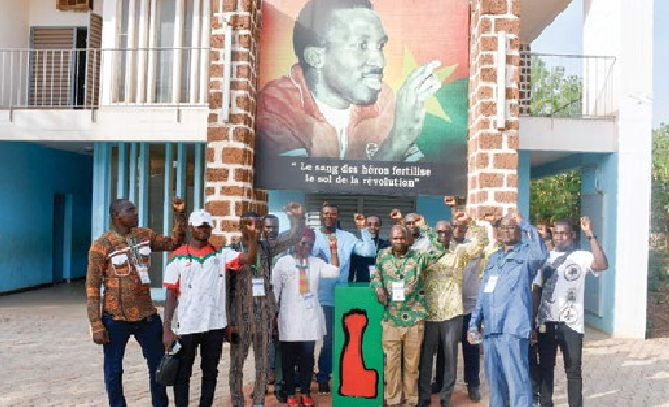 Groupe de participants en visite guidée au Mémorial Thomas SANKARA à Ouagadougou