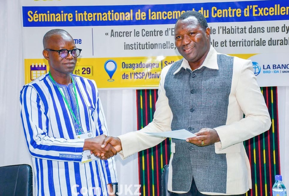 Le président de l'UJKZ Pr Antoine BERE remettant sa lettre de mission au Directeur du CEH Dr Moussa BOUGMA lors de la cérémonie d'installation
